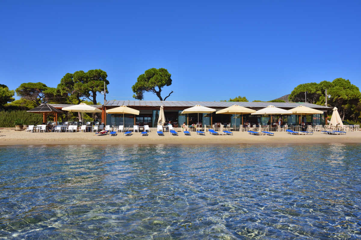 Γαλάζιες Σημαίες 2023: Αυτές είναι οι πιο καθαρές παραλίες κοντά στην Αθήνα – Ποιές είναι σε όλη την Ελλάδα