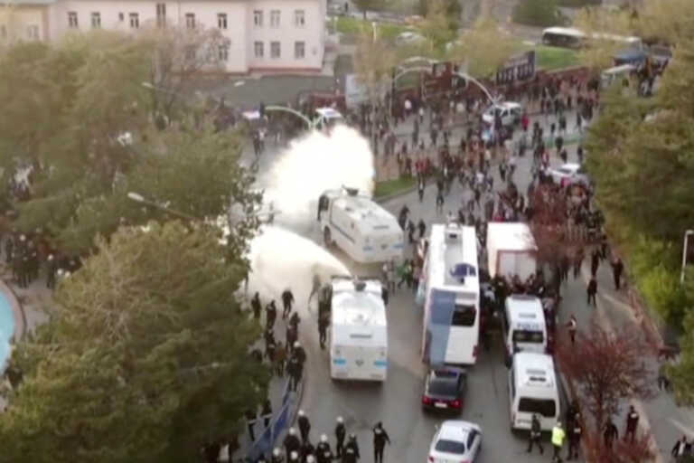 Εκλογές στην Τουρκία: 9 τραυματίες από πέτρες κατά τη διάρκεια ομιλίας στελέχους της αντιπολίτευσης