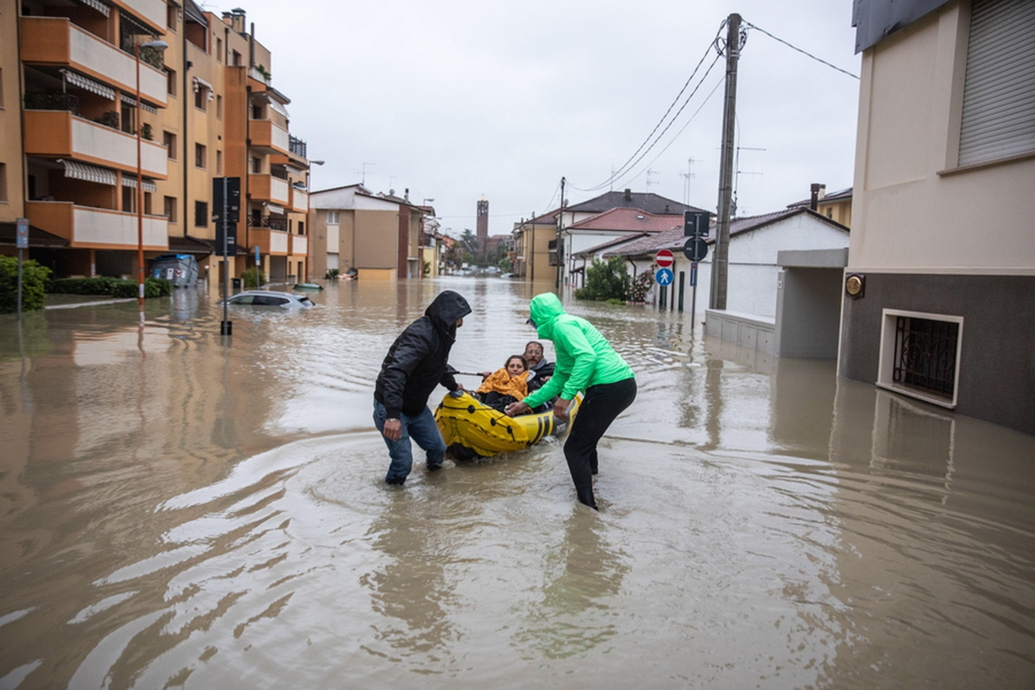 Ιταλία: Τραγικές στιγμές στην Emilia Romagna – 8 νεκροί, σορός γυναίκας παρασύρθηκε 20 χιλιόμετρα από τις πλημμύρες