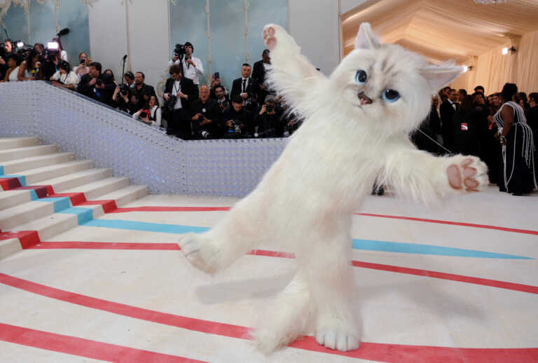 Οι έγκυες, η γάτα και όλα όσα ξεχώρισαν από τη βραδιά φόρου τιμής στον Karl Lagerfeld στο φετινό Met Gala