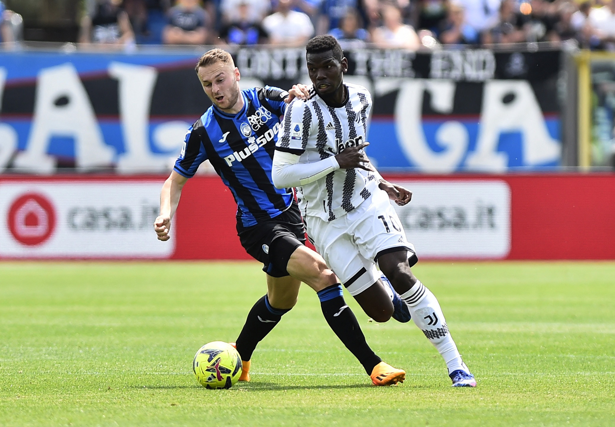 Soccer Football - Serie A - Atalanta v Juventus - Stadio Atleti Azzurri, Bergamo, Italy - May 7, 2023 Juventus' Paul Pogba in action with Atalanta's Teun Koopmeiners REUTERS