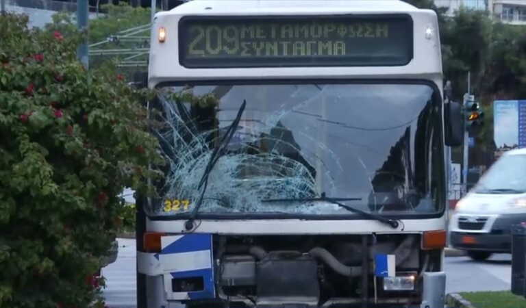 Νεκρός ο οδηγός της μηχανής μετά το τροχαίο με λεωφορείο στο Καλλιμάρμαρο - Ήταν ειδικός φρουρός