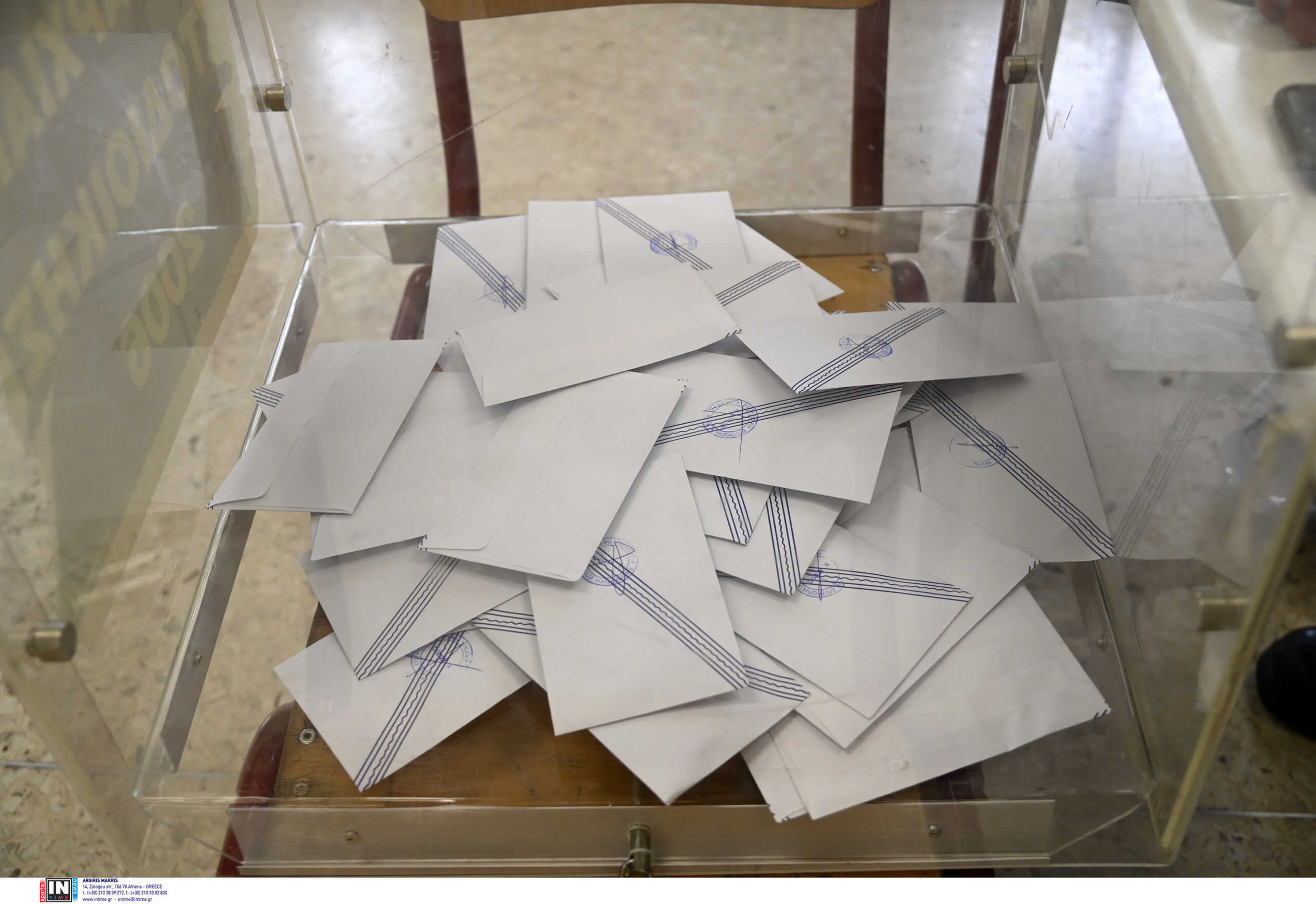 Εκλογές 2023 – Καρδίτσα: Πέντε συλλήψεις για απόπειρα εξαγοράς ψήφων – Είχαν στην κατοχή τους 197 Δελτία Ταυτότητας