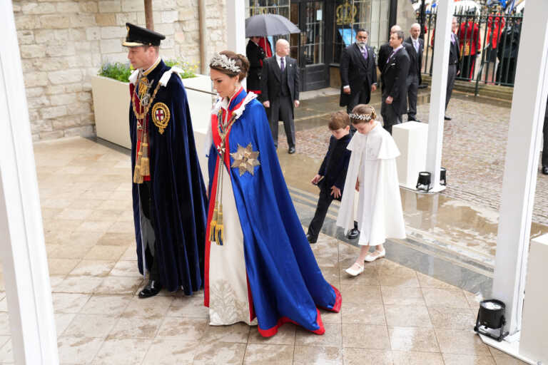 Η Κέιτ Μίντλετον τίμησε την πριγκίπισσα Νταϊάνα και «έσπασε» τη βασιλική παράδοση στην τελετή στέψης του Καρόλου