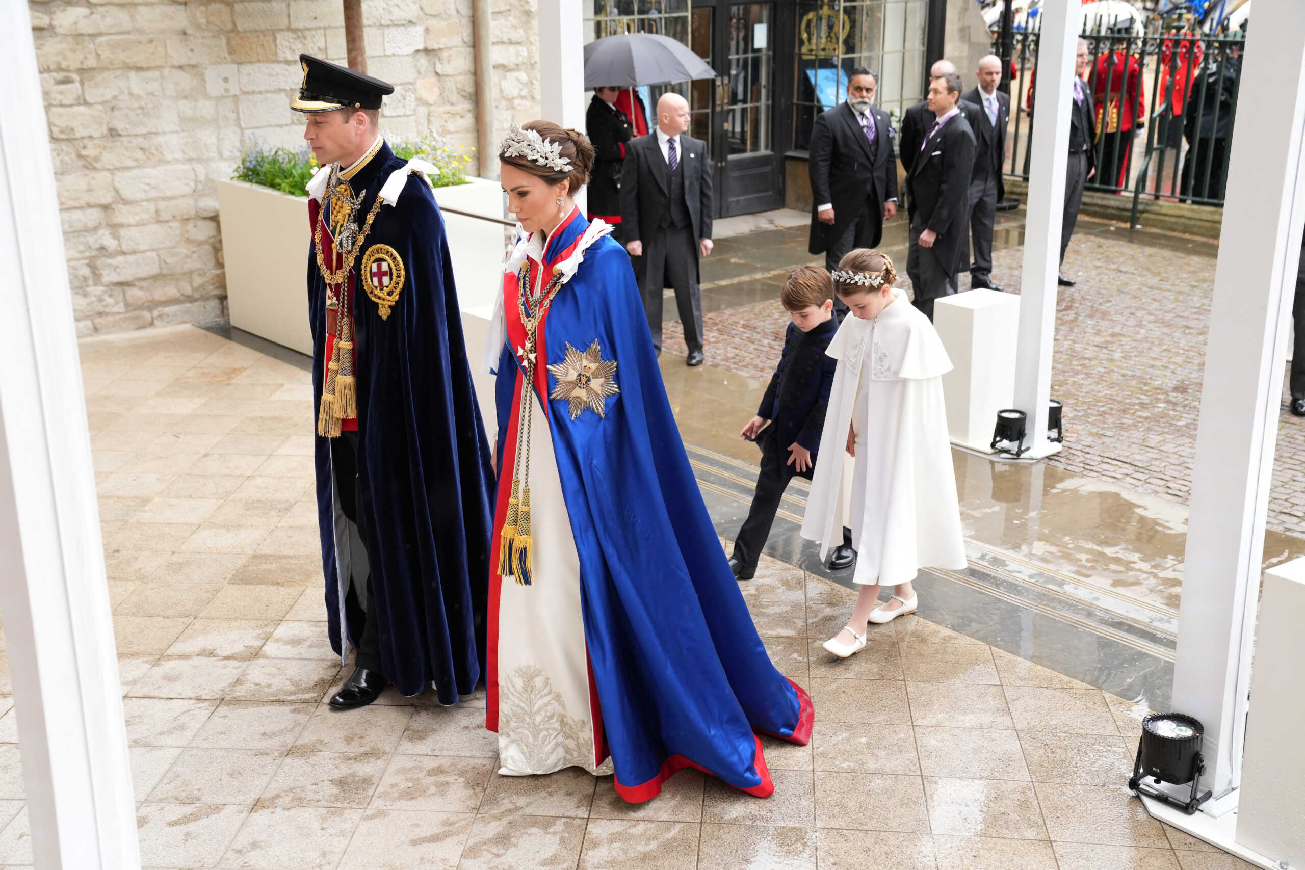 Βασιλιάς Κάρολος: Η Κέιτ Μίντλετον τίμησε την πριγκίπισσα Νταϊάνα και «έσπασε» τη βασιλική παράδοση στην τελετή στέψης