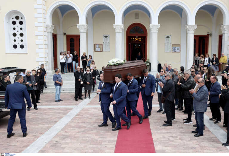 Συγκίνηση στην κηδεία του Γιάννη Βογιατζή - «Τελευταίο αντίο» στον τραγουδιστή με τη βελούδινη φωνή