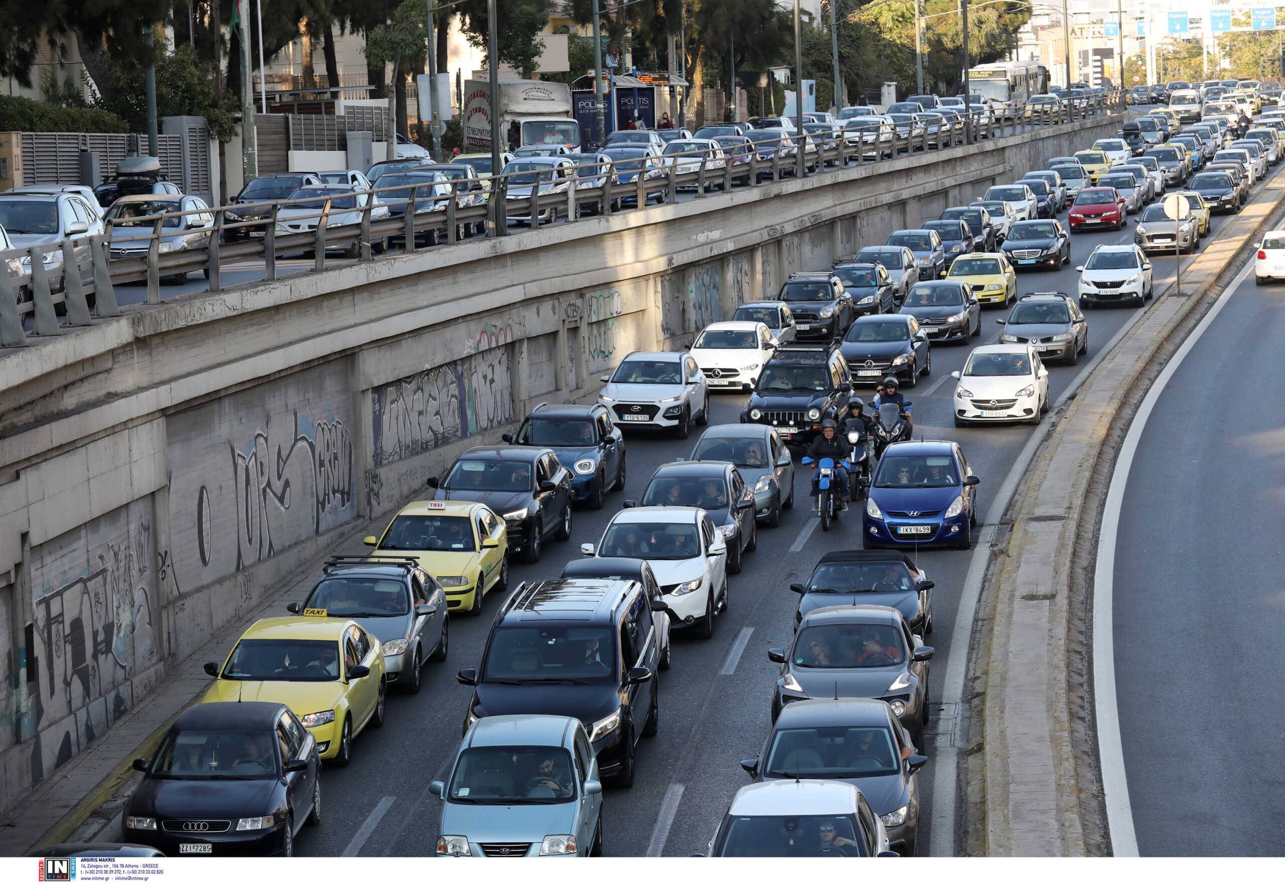 Κίνηση στους δρόμους: Απροσπέλαστη η Λεωφόρος Κηφισίας – Μποτιλιάρισμα χιλιομέτρων σε Κηφισού και Ποσειδώνος