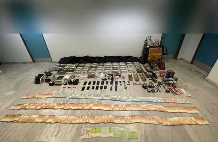 Για δύο κακουργήματα κατηγορούνται οι συλληφθέντες για το καρτέλ με τα 100 κιλά κοκαΐνης
