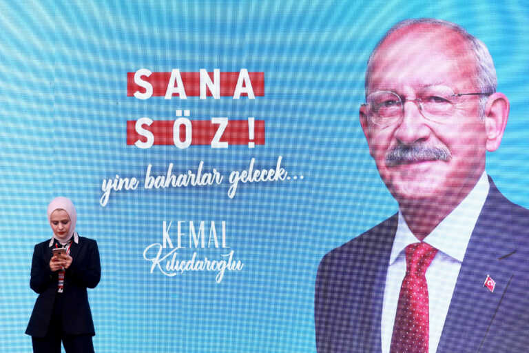 Ο Κιλιτσντάρογλου προσπαθεί να προσεγγίσει τις νοικοκυρές που ψηφίζουν «δαγκωτό» Ερντογάν