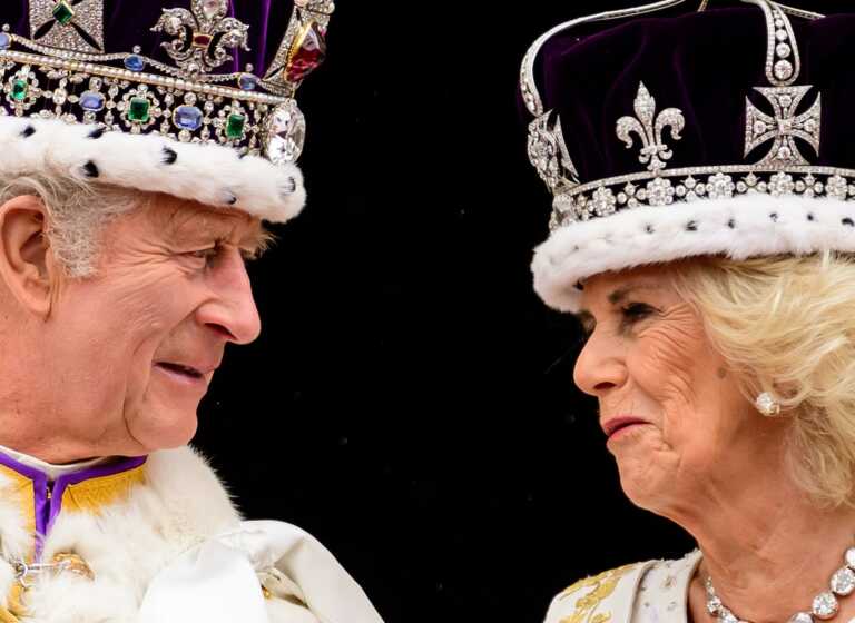 Σε πελάγη ευτυχίας ο βασιλιάς Κάρολος με την βασίλισσα Καμίλα - Οι αναρτήσεις του παλατιού για την ιστορική ημέρα της στέψης