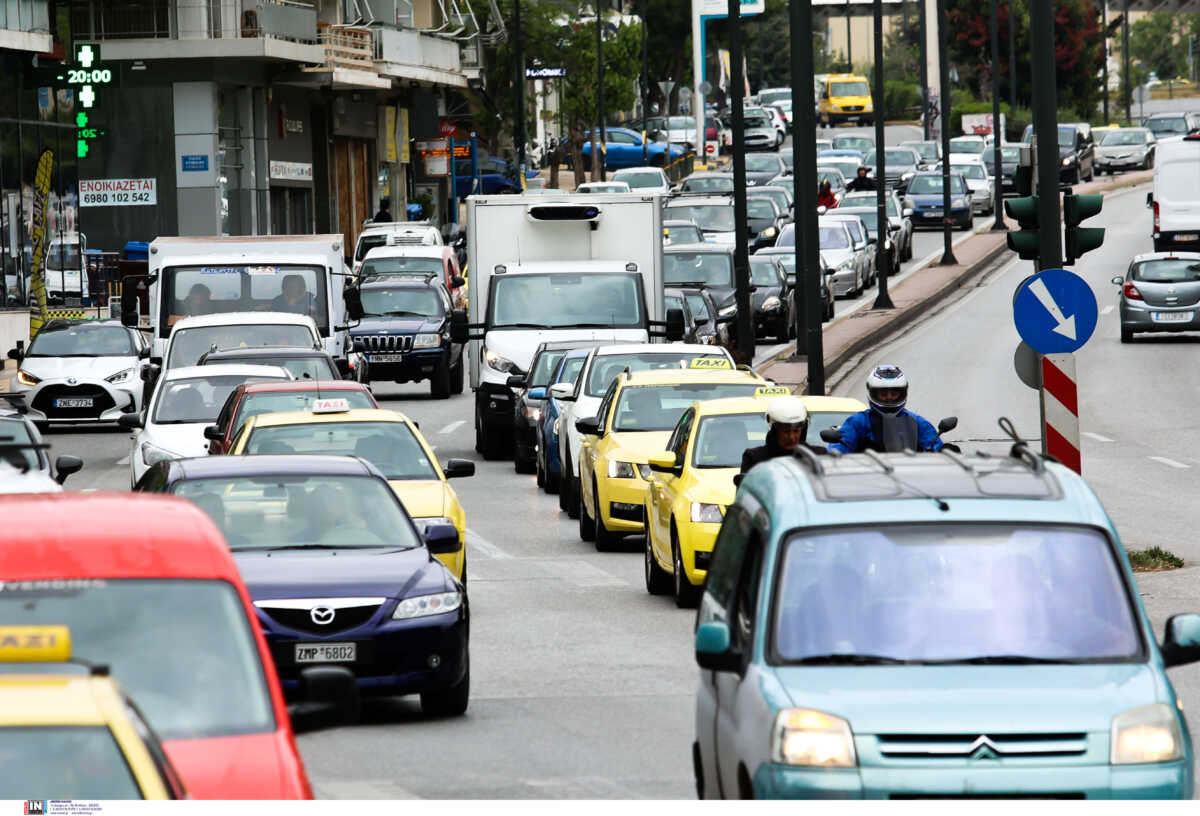 Σύγκρουση νταλίκας με μηχανή στη Λεωφόρο Αθηνών – Μποτιλιάρισμα στο σημείο, σε ποιους δρόμους έχει κίνηση