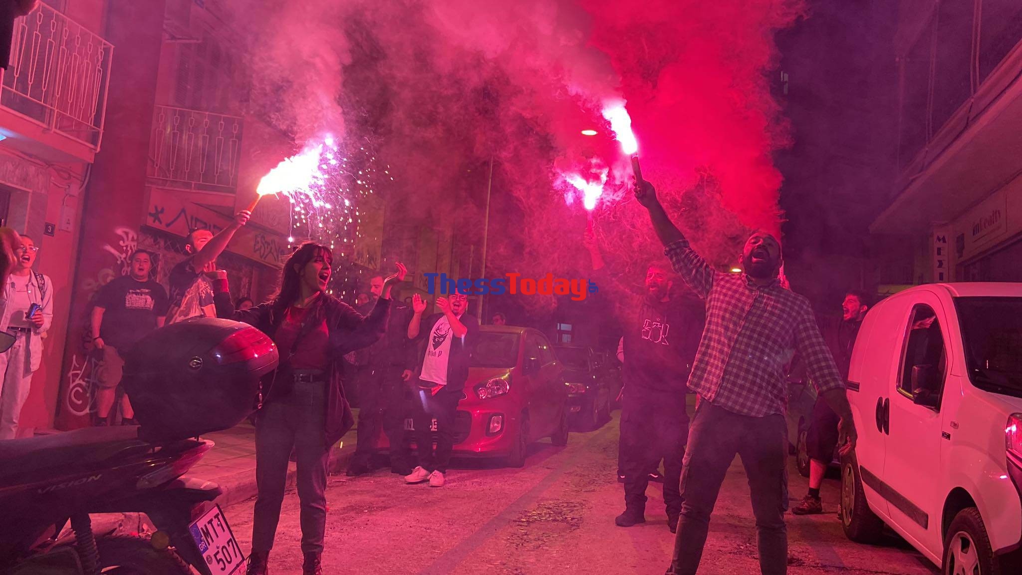 Αποτελέσματα εκλογών: Το «έκαψαν» μέλη του ΚΚΕ σε Θεσσαλονίκη και Κρήτη – Πάρτι με πυρσούς