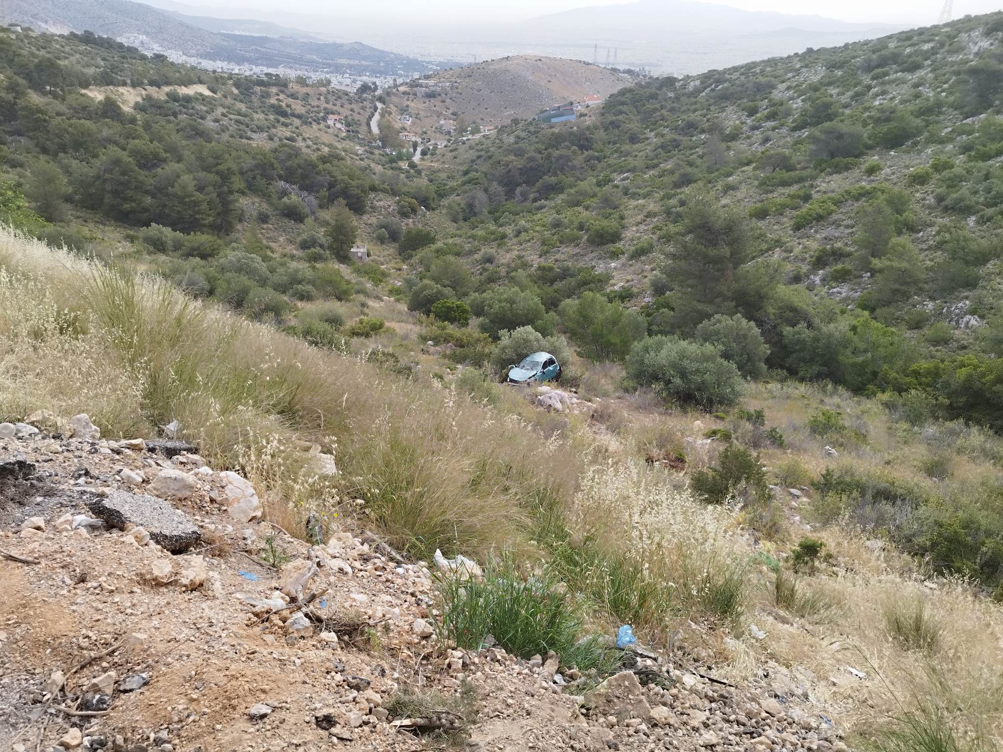 Πυροβολεία Κορυδαλλού: Χωρίς δίπλωμα ο οδηγός του αυτοκινήτου που έπεσε σε χαράδρα