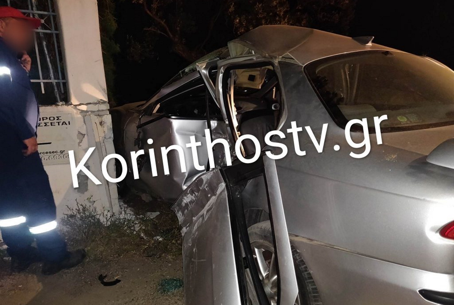 Κόρινθος: Αυτοκίνητο «καρφώθηκε» σε μάντρα σπιτιού – Τρεις τραυματίες στο νοσοκομείο