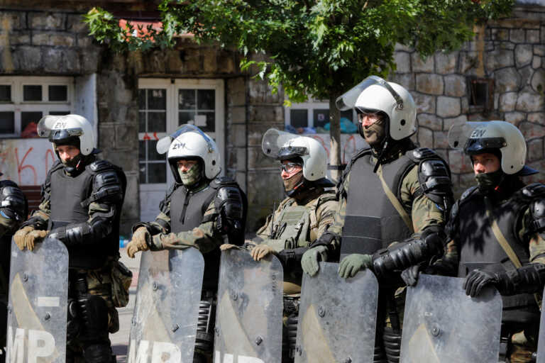 Έκρυθμη η κατάσταση στο Κόσοβο, φόβοι για νέες συγκρούσεις - Το ΝΑΤΟ φρουρεί κτήριο στην Ζβέτσαν