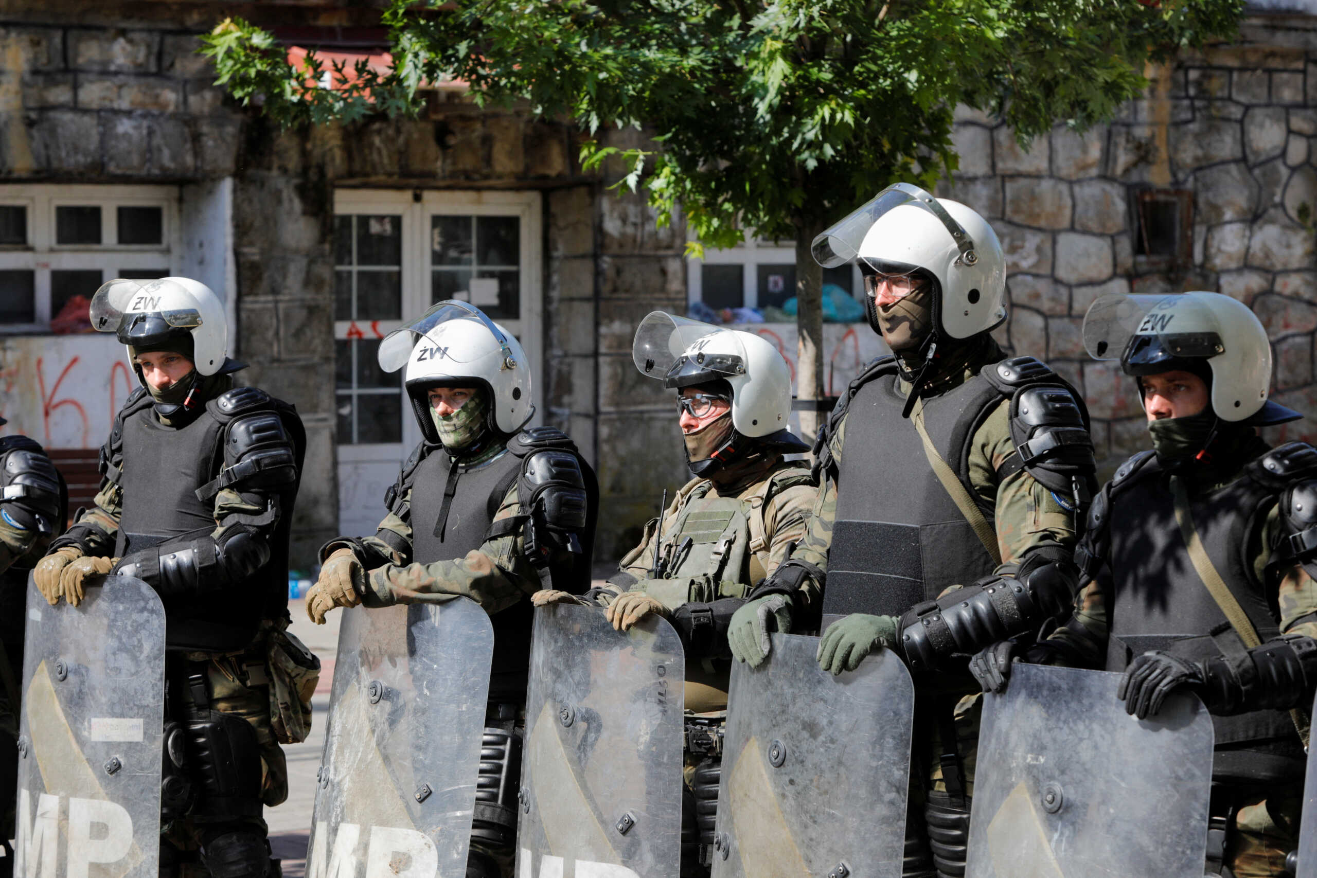 Κόσοβο: Έκρυθμη η κατάσταση, φόβοι για νέες συγκρούσεις – Το ΝΑΤΟ φρουρεί κτήριο στην Ζβέτσαν