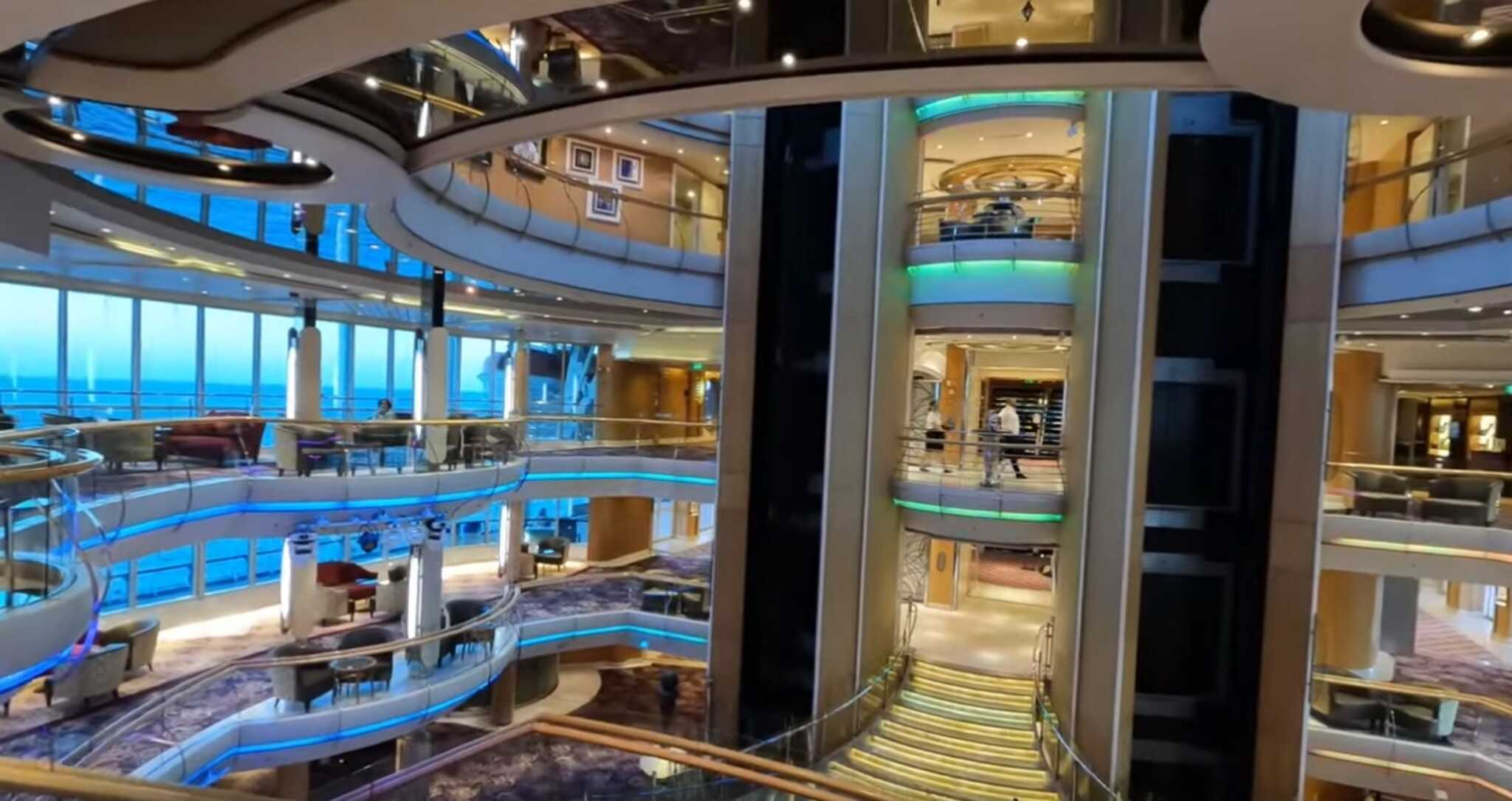 Χανιά: Μέσα στο κρουαζιερόπλοιο που μοιάζει με εμπορικό κέντρο – Δείτε βίντεο