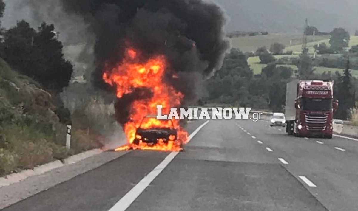 Φθιώτιδα: Λαμπάδιασε εν κινήσει αυτοκίνητο με μητέρα και παιδιά