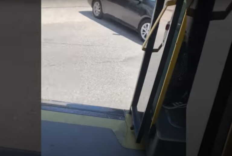 Λεωφορείο κινείται με ανοιχτές τις πόρτες λόγω βλάβης - Βίντεο επιβάτη