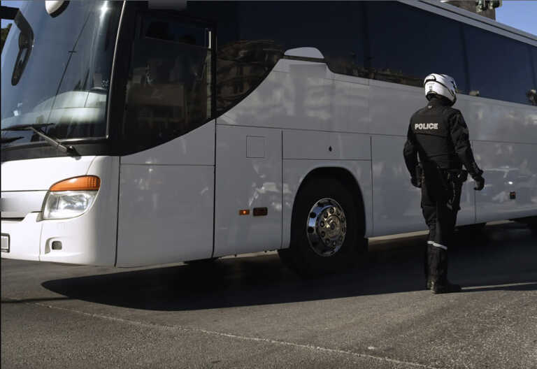 Ξέχασαν 4χρονη σε σχολικό λεωφορείο για μισή ώρα στην Πάτρα - Άκουσε τις φωνές της μια περαστική