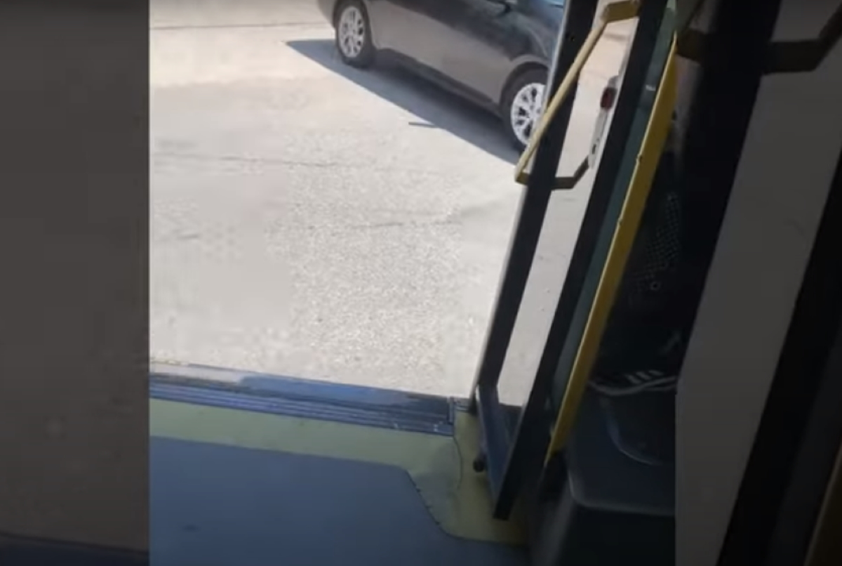 Χαϊδάρι: Λεωφορείο κινείται με ανοιχτές τις πόρτες λόγω βλάβης