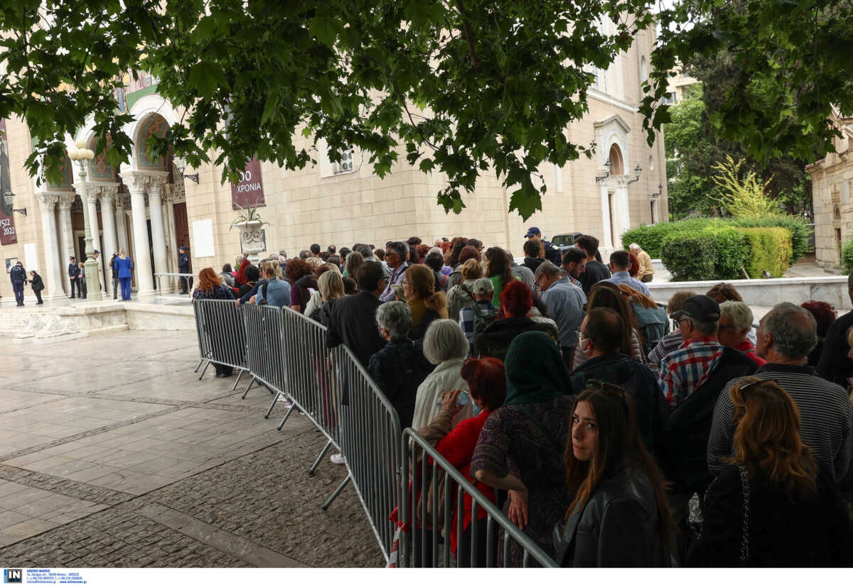 Ουρές πιστών στη Μητρόπολη Αθηνών για να προσκυνήσουν την εικόνα της Παναγίας «Άξιoν Εστί»