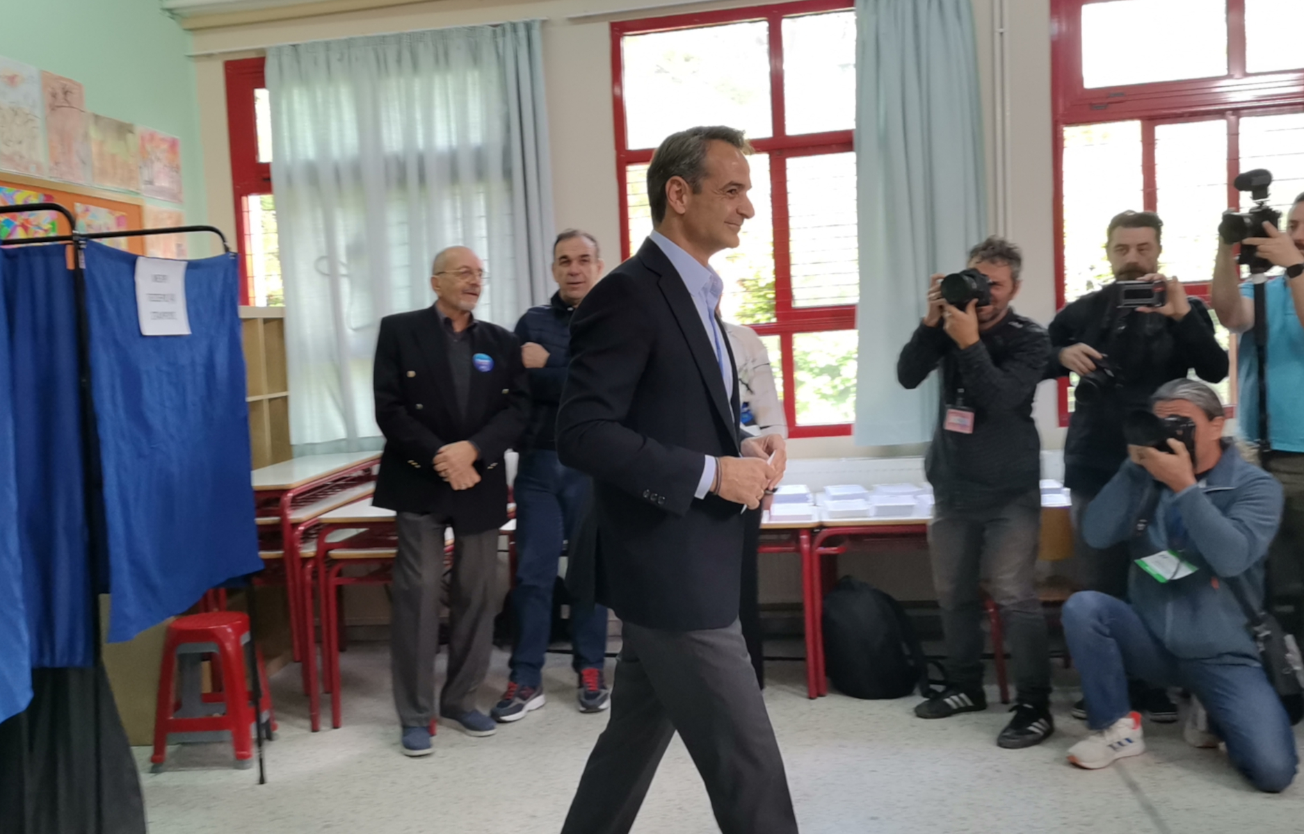 Εκλογές 2023 – Μητσοτάκης: Ο Πρωθυπουργός ψήφισε στην Κηφισιά μαζί με το γιο του Κωνσταντίνο
