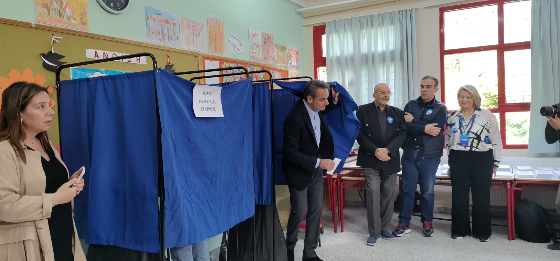 Εκλογές 2023 – Μητσοτάκης: Ο Πρωθυπουργός ψήφισε στην Κηφισιά μαζί με το γιο του Κωνσταντίνο
