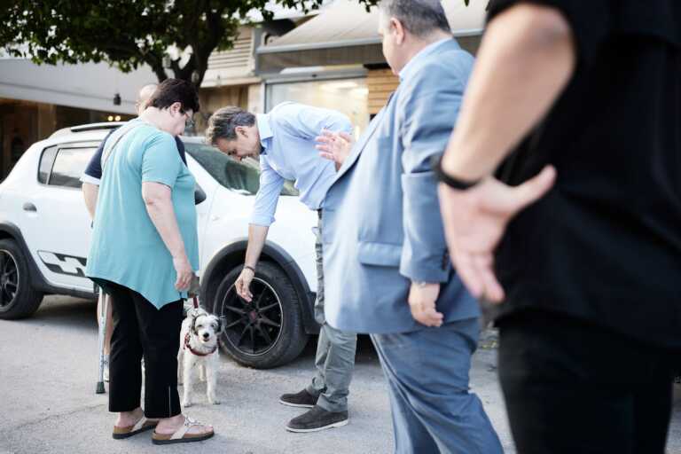 Βόλτα του Κυριάκου Μητσοτάκη στους δρόμους του Μοσχάτου - Η έκπληξη των περαστικών και το χάδι σε σκυλάκι