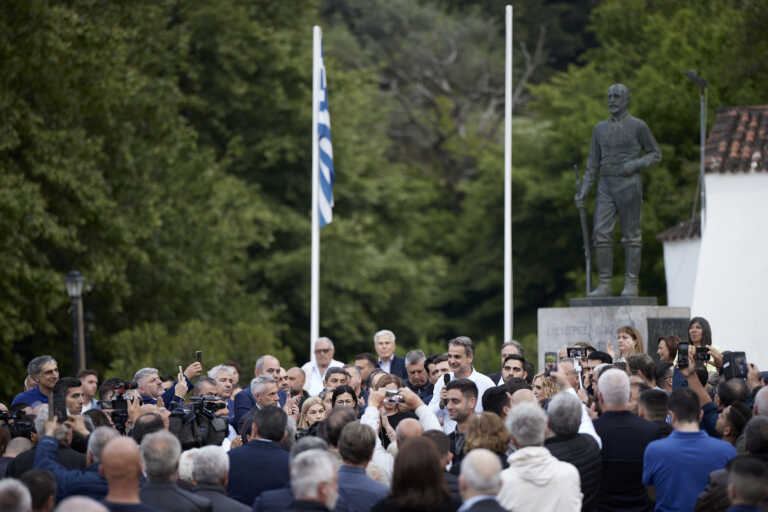 Οι μαντινάδες του Μητσοτάκη στον Θέρισο Χανίων και η αναφορά του στον Ελευθέριο Βενιζέλο
