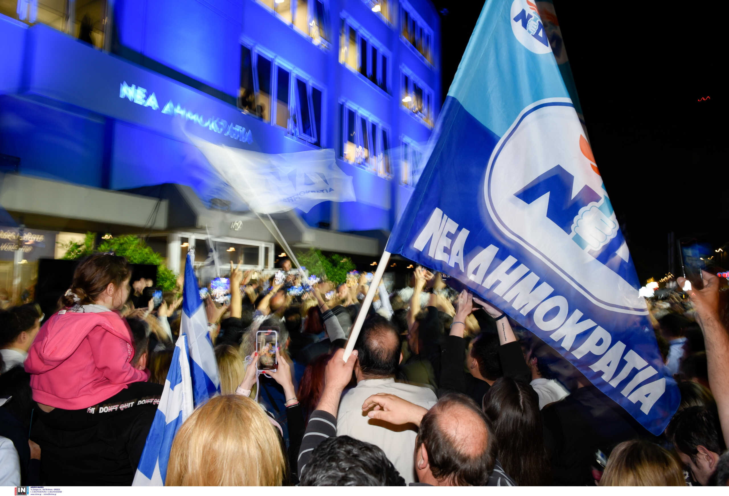 Συγκινημένος ο Μητσοτάκης, αποθεώθηκε έξω από τα γραφεία της ΝΔ – «Η σημερινή νίκη ανήκει σε όλους σας»