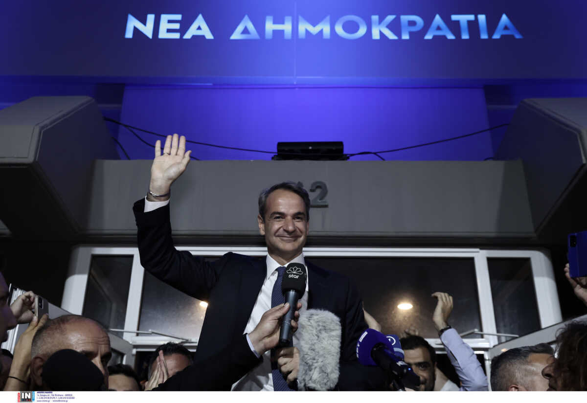 Συγκινημένος ο Μητσοτάκης, αποθεώθηκε έξω από τα γραφεία της ΝΔ  – «Η σημερινή νίκη ανήκει σε όλους σας»