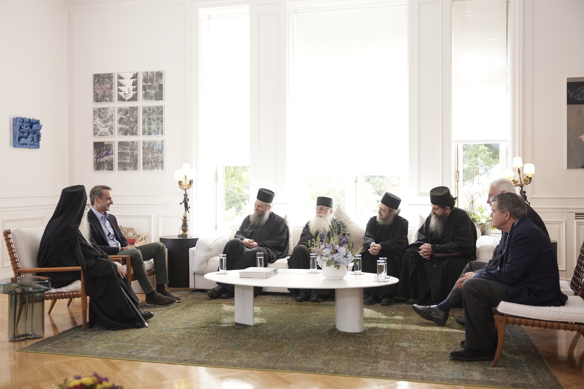 Συνάντηση Μητσοτάκη με τον διοικητή του Αγίου Όρους και εκπροσώπους της ιεράς κοινότητας