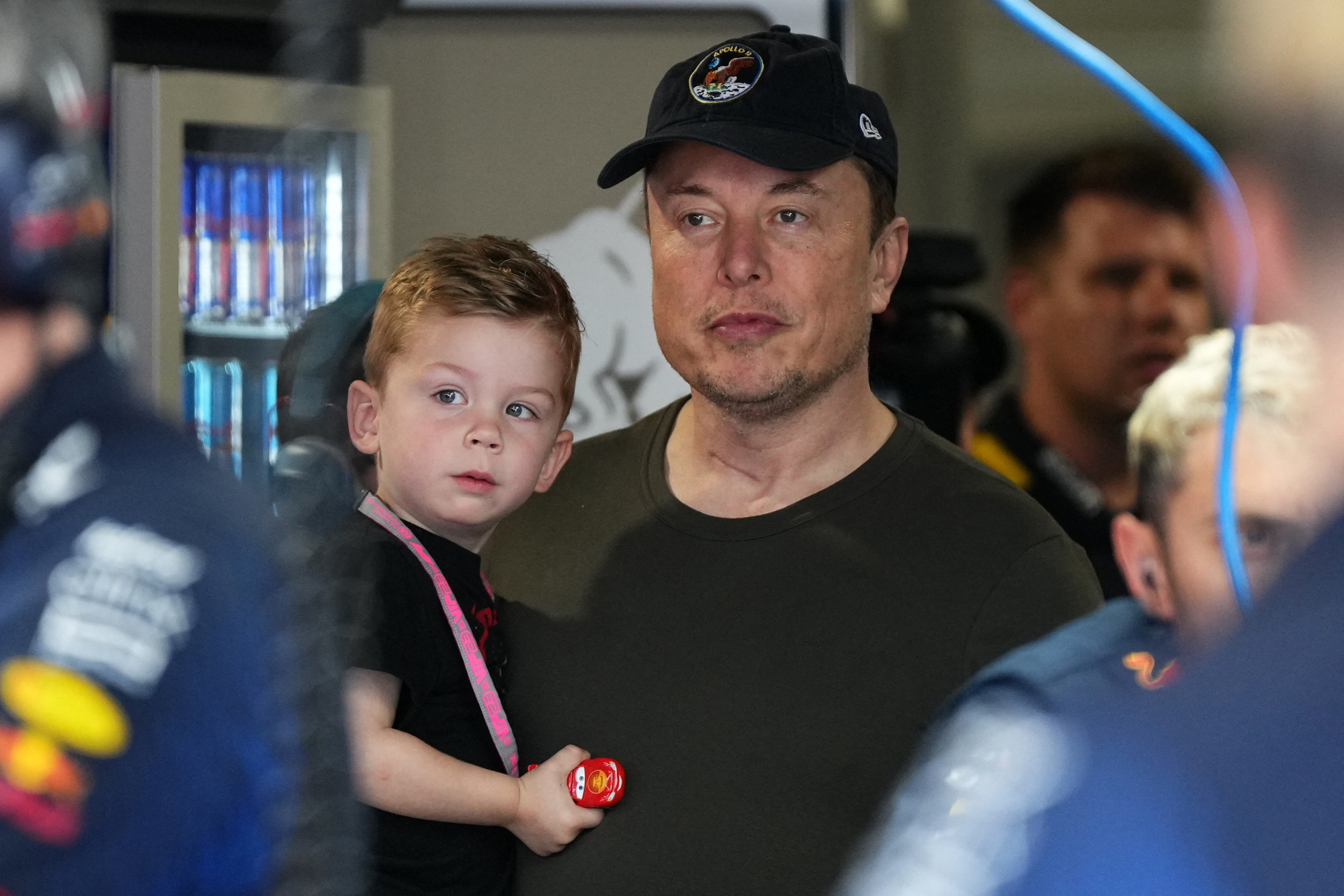 Ο Έλον Μασκ μαζί με τον γιο του στο Γκραν Πρι της Formula 1 στο Μαϊάμι