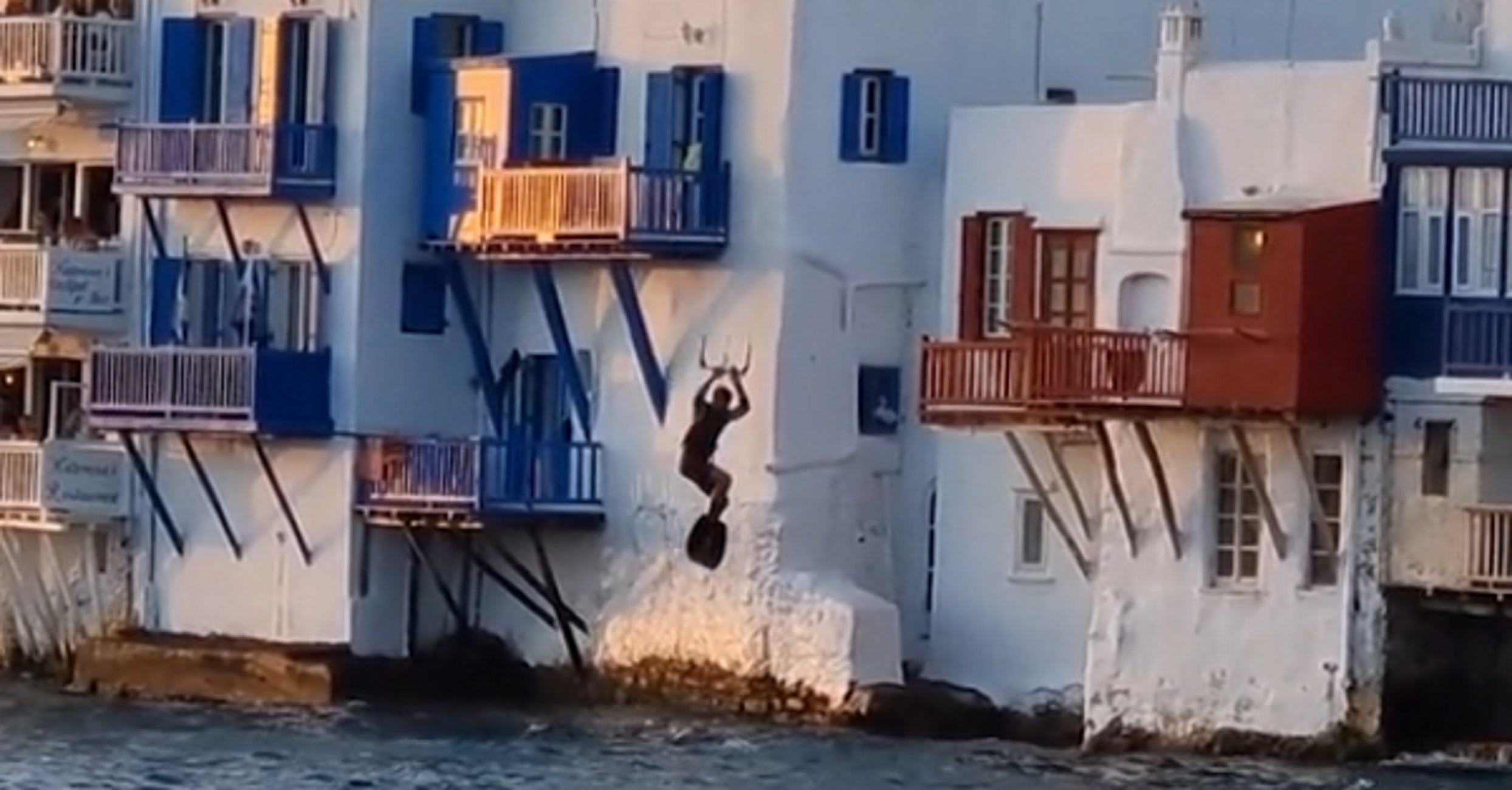 Μύκονος: Έκαναν Kite Surf στη Μικρή Βενετία και εντυπωσίασαν ντόπιους και τουρίστες