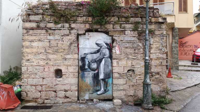 Γίνεται viral η γυναίκα που «ξεδιψάει» τους περαστικούς στη Θεσσαλονίκη - Δείτε την εκπληκτική ζωγραφιά
