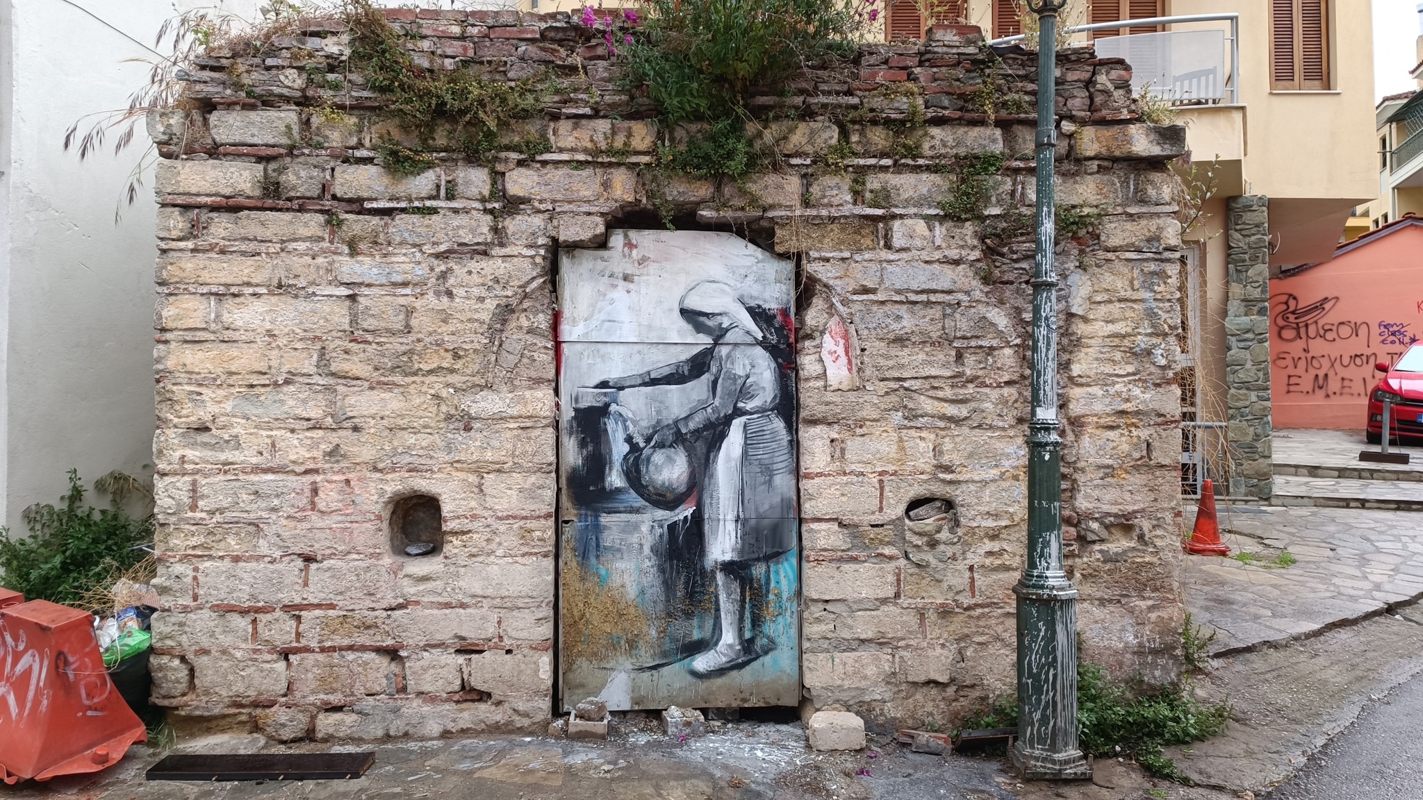 Θεσσαλονίκη: Γίνεται viral η γυναίκα που «ξεδιψάει» περαστικούς στην Άνω Πόλη – Δείτε τη ζωγραφιά