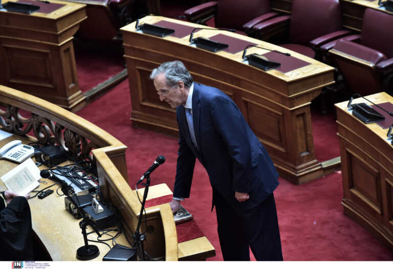 Ο Αντώνης Σαμαράς ορκίστηκε μόνος του στη Βουλή λόγω απουσίας του στο εξωτερικό - Τα συγχαρητήρια από Τσούνη και Τασούλα