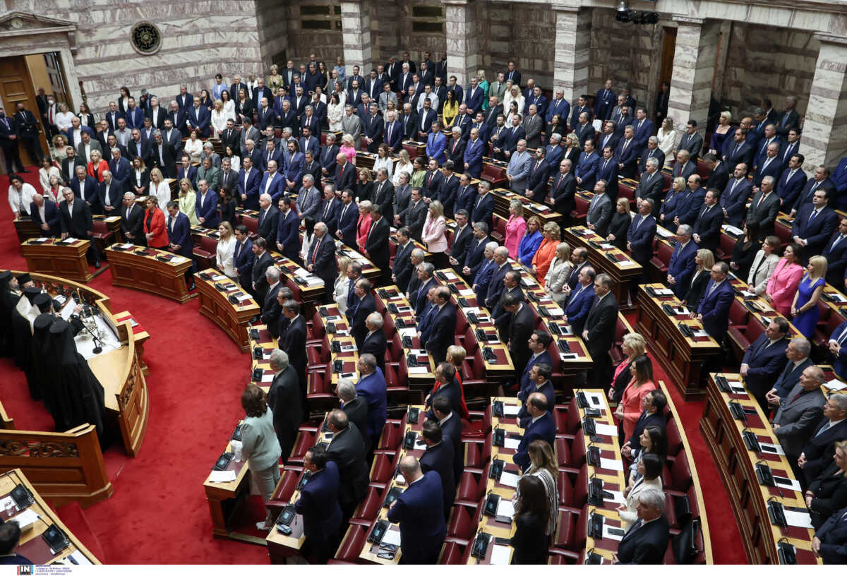 Ορκωμοσία βουλευτών: Φουλ του ροζ με λίγο κόκκινο – Τι φόρεσαν οι κυρίες της νέας Βουλής