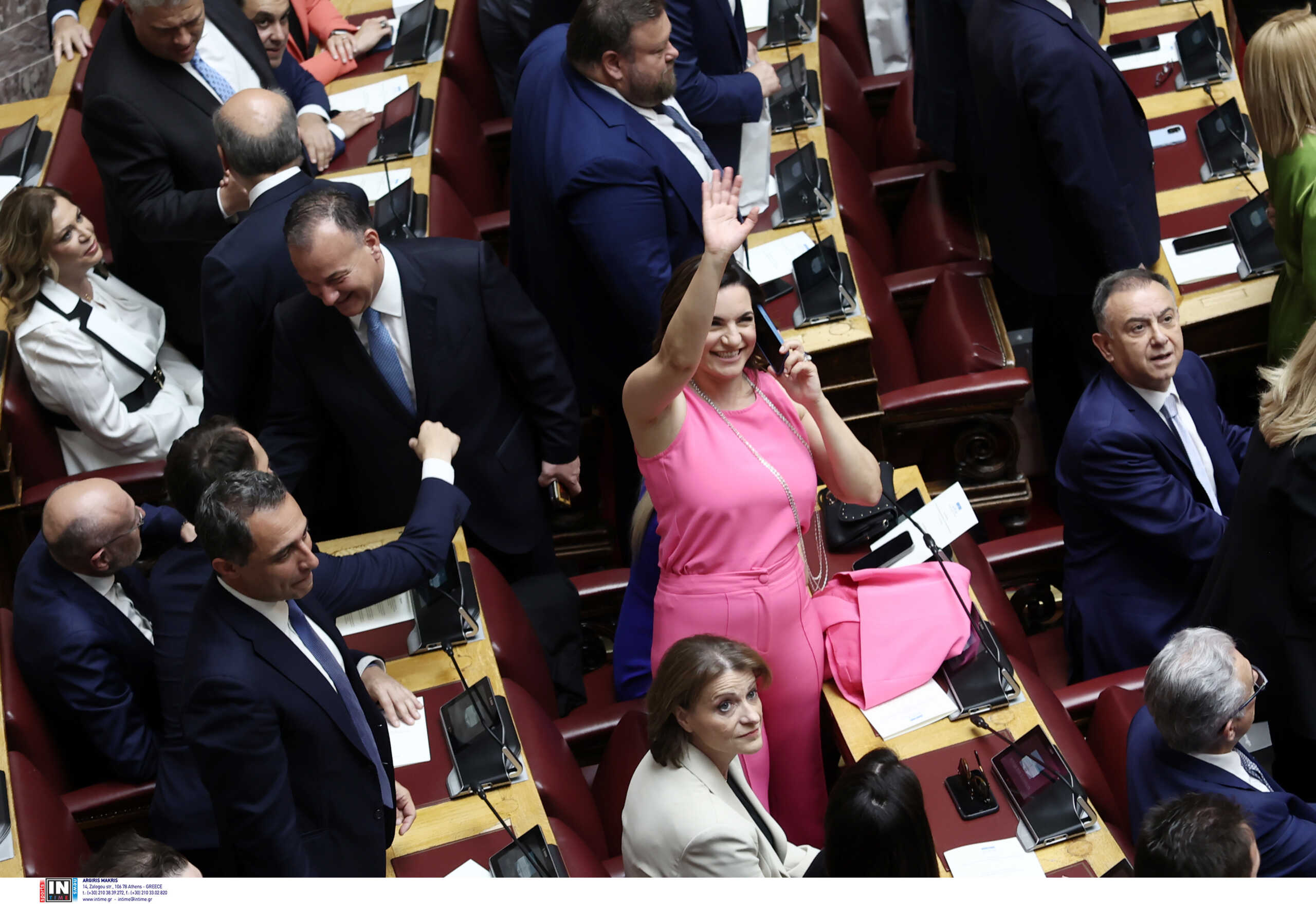 Ορκωμοσία βουλευτών: Τα καναρινί, τα μπλε ηλεκτρίκ και «σταράκια» – Ποιες κυρίες ξεχώρισαν στη Βουλή