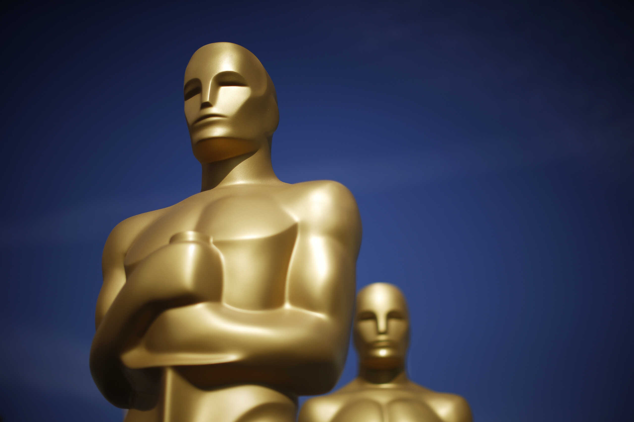 Oscar statues stand in a parking lot near the Dolby Theater during preparations ahead of the 87th Academy Awards in Hollywood, California February 19, 2015. The Oscars will be presented at the Dolby Theater February 22, 2015. REUTERS