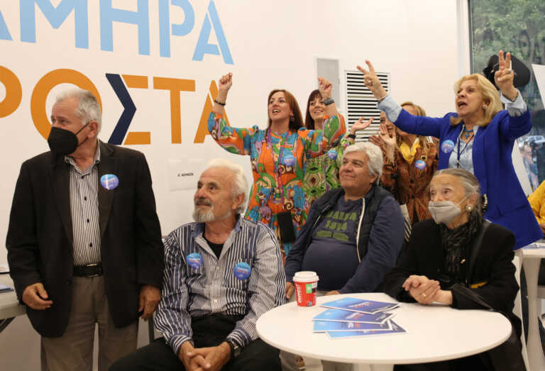 Πανηγυρισμοί για τα exit polls στα γραφεία της ΝΔ στην Πειραιώς - «Φαίνεται να επιτυγχάνεται η καθαρή νίκη με διαφορά»