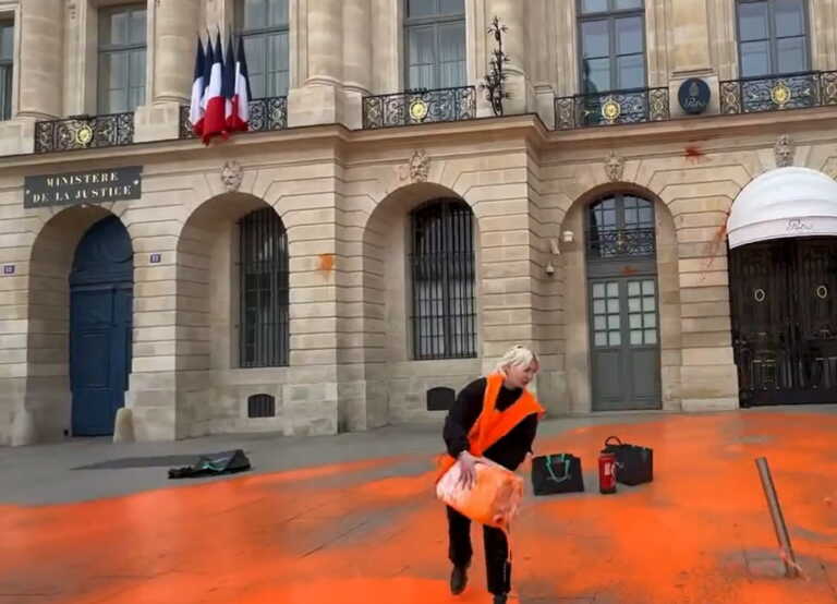 Μπογιές στο Ίδρυμα Louis Vuitton και στην πλατεία Βαντόμ έριξαν οικολόγοι ακτιβιστές στο Παρίσι