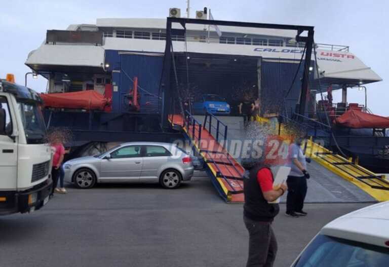 Πάρκαρε μέσα στο λιμάνι της Σύρου και εμπόδιζε πλοίο να δέσει - Οργή για τον ασυνείδητο οδηγό