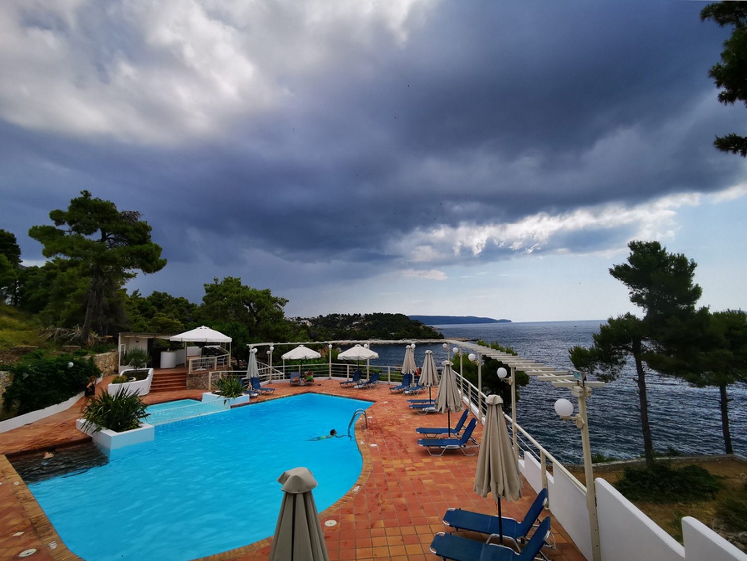 Η ΑΑΔΕ χρησιμοποιεί τεχνητή νοημοσύνη για να εντοπίσει αδήλωτες πισίνες – Πρόστιμα και φόροι