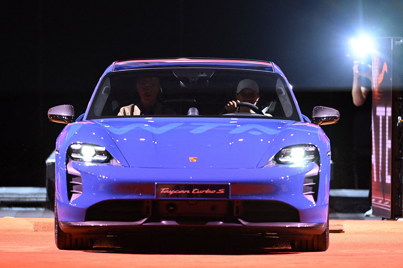 Tennis - WTA 500 - Stuttgart Open - Porsche Arena, Stuttgart, Germany - April 23, 2023
Poland's Iga Swiatek celebrates with the Porsche Taycan Turbo S after winning her final match against Belarus' Aryna Sabalenka REUTERS