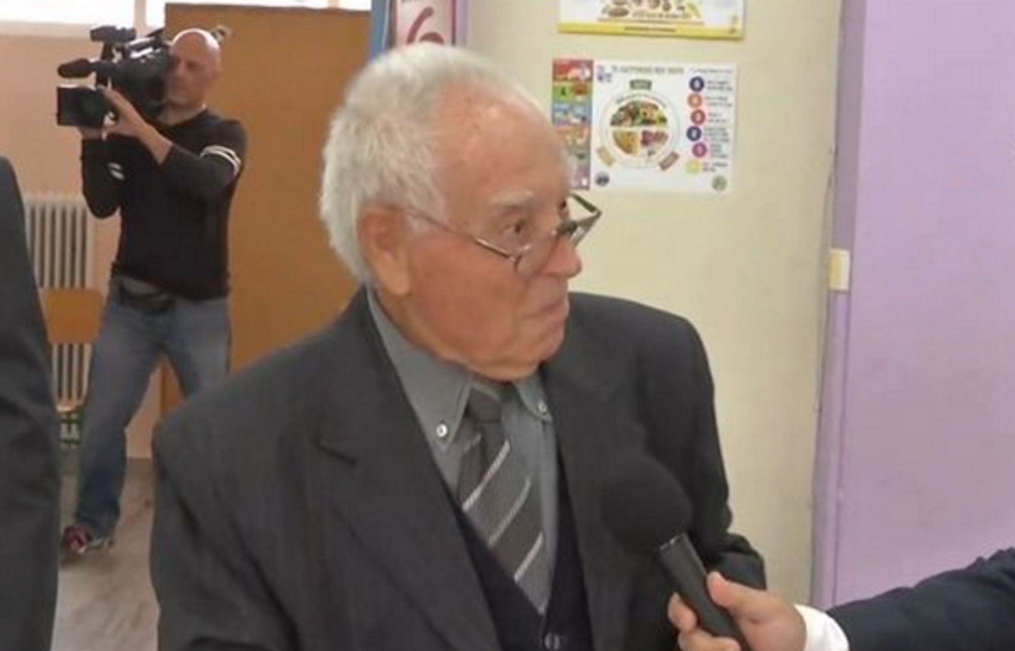 Εκλογές 2023 – Πάτρα: 92χρονος ρίχνει το ψηφοδέλτιο στην κάλπη και ξεσπά στην κάμερα