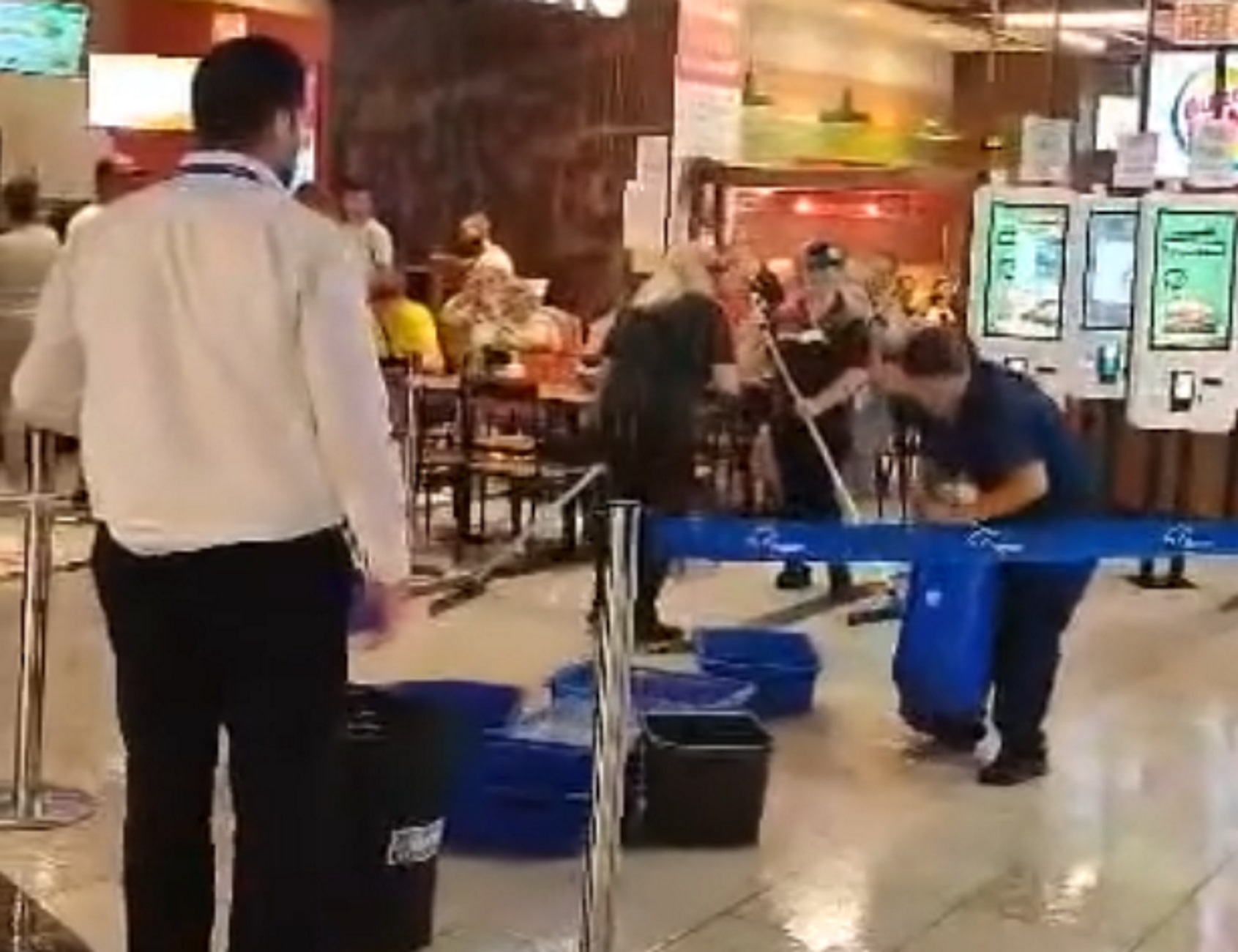 Ρόδος: Σφουγγαρίστρες και κουβάδες στο αεροδρόμιο μετά από βροχή – Δείτε εικόνες