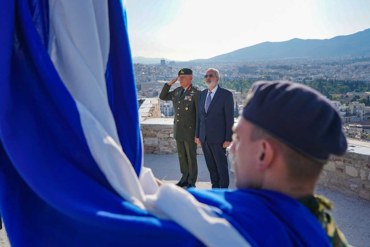 Ο πρωθυπουργός Ιωάννης Σαρμάς παρέστη σήμερα το πρωί στην Ακρόπολη κατά την έπαρση της σημαίας, συνοδευόμενος από τον Αρχηγό ΓΕΕΘΑ Κωνσταντίνο Φλώρο, Αθήνα Σάββατο 27 Μαΐου 2023.