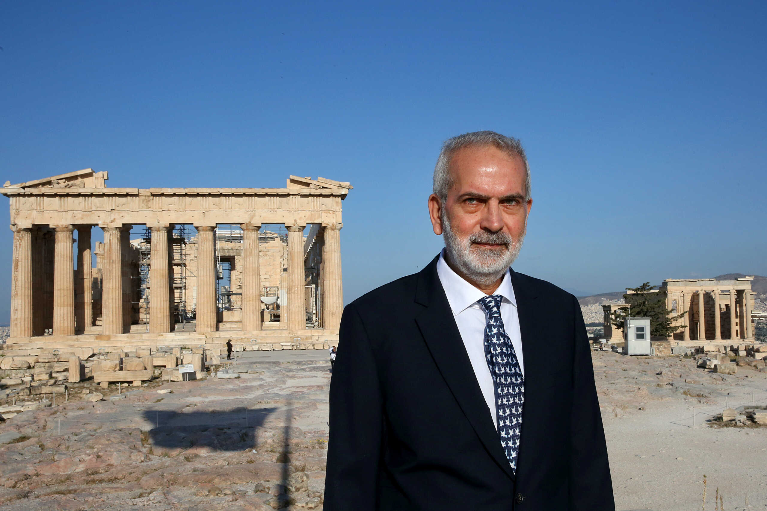 Ο πρωθυπουργός Ιωάννης Σαρμάς παρέστη σήμερα το πρωί στην Ακρόπολη κατά την έπαρση της σημαίας, συνοδευόμενος από τον Αρχηγό ΓΕΕΘΑ Κωνσταντίνο Φλώρο, Αθήνα Σάββατο 27 Μαΐου 2023.